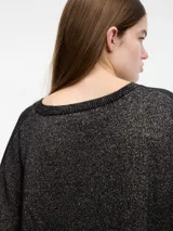 Sweater color beige de hilo con textura brillosa, escote en V y manga larga.