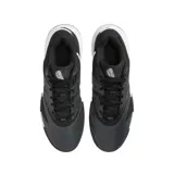 Championes Nike Court Lite 4, color negro con detalles en blanco. Diseño deportivo con paneles de malla y cuero sintético, ideal para uso diario o entrenamiento.