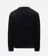 Campera de pana negra con cuello de sherpa blanco, cierre frontal por cremallera y bolsillos delanteros con solapa y botón. Presenta forro interno de sherpa para mayor calidez.
