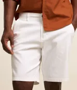 Bermuda masculina de corte slim, confeccionada en sarga de algodón con un toque de elastano. Presenta un diseño liso con cierre de botón y cremallera, cintura con trabillas para cinturón y dos bolsillos laterales.
