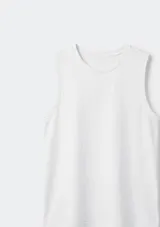 Musculosa básica de corte clásico, confeccionada en tejido de punto color azul marino.