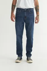 Pantalón de jean azul oscuro, de corte recto y tiro medio.