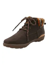 Botín de cuero color chocolate con cuello tejido multicolor y cierre mediante cordones. Presenta suela de goma con tecnología Honey Foam y detalle de marca grabado en el talón.