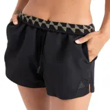 Short de baño negro con cintura elástica ajustable y logo triangular en la pierna.