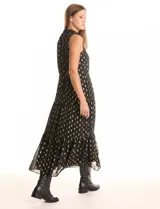 Vestido midi negro de gasa con estampado de lurex dorado, sin mangas y cuello alto. Presenta cintura elastizada, falda con volumen y movimiento, y abertura tipo gota con botón en la espalda. Incluye forro interno a tono.