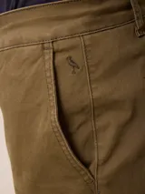 Pantalon tipo chino de corte recto, color azul marino, con cierre de boton y cremallera, bolsillos laterales y traseros.