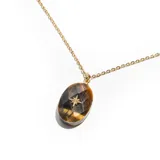 Collar de acero dorado con dije ovalado de piedra ojo de tigre y estrella dorada incrustada.