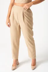 Pantalón palazzo color beige con finas rayas verticales blancas, tiro alto y cintura elastizada.