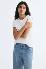 Remera de algodón de diseño oversized, color blanco, con cuello redondo y mangas cortas.
