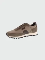 Zapatillas Boss modelo Parkour, confeccionadas en una combinación de nylon y gamuza en tonos marrones, con suela de goma dentada y entresuela blanca.