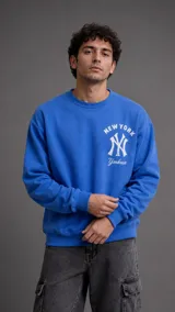 Buzo de cuello redondo color azul, con estampado frontal del logo de los New York Yankees en color blanco.