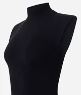 Vestido midi de punto color negro, con cuello alto, hombreras y tajo lateral. Diseño ajustado al cuerpo.