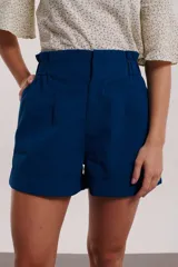 Short azul con cintura elastizada, bolsillos laterales y ruedo con dobladillo.