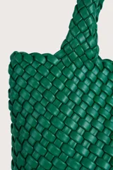 Bolso de mano pequeño con diseño trenzado en color verde, con dos asas cortas integradas.