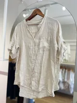 Camisa celeste de lino con mangas 3/4 y cuello mao.