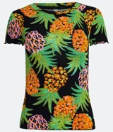 Top de manga corta ajustado al cuerpo, confeccionado en tejido acanalado (ribana) negro con estampado de piñas en tonos naranja, rosa y verde. Presenta detalles de volado (frufru) en los bordes de las mangas y el ruedo inferior.