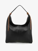 Cartera tipo saco de cuero suave, de diseño amplio y relajado, con asa para llevar al hombro, tiras anudadas a los lados y cierre.