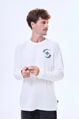 Remera de manga larga color blanco, con cuello redondo y estampado pequeño en el pecho con forma de estrella estilizada en tonos verde y gris.