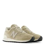 Championes urbanos New Balance modelo 574, color beige, confeccionados en una combinación de gamuza y malla, con el logo N característico en los laterales y entresuela con tecnología ENCAP.