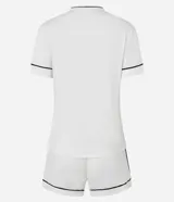Conjunto de pijama de viscosa color blanco, compuesto por una remera de manga corta con bolsillo y un short con cintura elástica y bies negro en los bordes.
