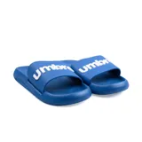 Ojota Umbro con base negra y tira superior gris con el logo de la marca en relieve color celeste.