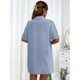 Conjunto de dos piezas color azul claro, compuesto por una camisa de manga corta con cuello italiano y cierre frontal de botones, y un short de tiro alto con cintura elástica y cordón ajustable.