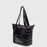 Bolso tipo tote de Bubba, confeccionado en material acolchado brillante de color negro. Cuenta con correas largas con el nombre de la marca estampado, cierre superior y compartimento interno protector para dispositivos electrónicos.