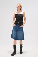 Top negro con breteles anchos, escote recto, cierre frontal con botones y bolsillos tipo parche.