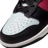 Zapatillas Nike Dunk High de caña alta, con paneles de cuero en color negro, borgoña y gris claro. Presentan el logo Swoosh en blanco y suela de goma bicolor.