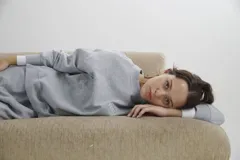 Sweater de cuello redondo, confeccionado en algodón gris melange, con diseño holgado y bordado sutil en el centro del pecho.