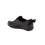 Zapato plano de cuero negro con diseño calado, cierre lateral diagonal y tira trasera para facilitar el calce.