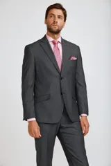 Ambo de hombre compuesto por saco de dos botones y pantalón de vestir a juego, en color gris oscuro. Incluye camisa rosa y corbata estampada en tonos rosados.