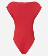 Body Cortelle de poliamida color negro, con escote canoa, diseño sin mangas, pliegues drapeados en los hombros y corte ajustado slim fit.