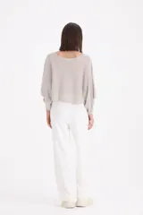 Pantalon deportivo de corte holgado y tiro alto, color blanco, con detalle de strass aplicado en toda la prenda. Posee cintura elastizada con cordón de ajuste y bolsillos laterales.