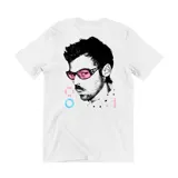 Remera blanca de manga corta con estampado gráfico en la espalda que presenta un retrato en blanco y negro de Harry Styles con lentes de sol rosados y tipografía decorativa en tonos rosados y celestes.
