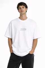 Remera blanca de corte oversize con cuello redondo y estampa minimalista en el centro del pecho con el número 50 y la leyenda Campeones del Mundo.