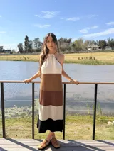 Vestido midi de punto tejido en bloques de colores beige, marrón claro, marrón oscuro y negro, con cuello halter ajustable y reborde en crochet.