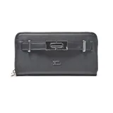 Billetera rectangular XL color negro con textura granulada, cierre perimetral y detalle de tira frontal con herraje metálico plateado.