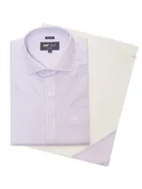 Camisa de vestir a rayas verticales lilas y blancas, de corte regular, manga larga y cuello italiano. Tiene bolsillo en el pecho con logo bordado.