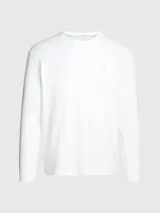 Remera de manga larga blanca con cuello redondo y un pequeño logo estampado en el pecho.