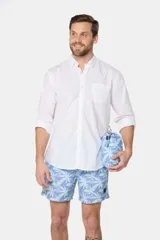 Short de baño clásico con estampado de hojas en tonos celeste y rosa, cintura elástica con cordón ajustable, dos bolsillos laterales y suspensor de malla fina.