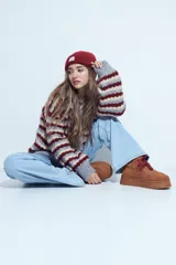 Jean de denim de tiro medio con corte recto y silueta straight, de color celeste claro con acabado lavado.