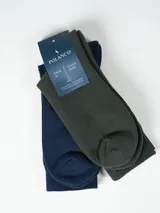 Pack de dos pares de medias de algodón, una color azul marino y otra color verde militar.