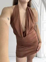 Vestido corto marrón con escote halter y drapeado en el busto.