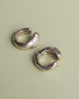 Anillo de diseño orgánico con textura irregular, realizado artesanalmente en metales macizos.