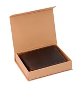 Billetera plegable de cuero natural engrasado color marrón, con costuras a la vista en tono contrastante. Cuenta con tecnología RFID para protección de datos, múltiples ranuras para tarjetas, bolsillos internos y monedero con broche de presión.