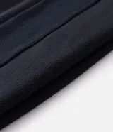 Buzo cerrado Marfinno de fleece en color negro, con capucha ajustable mediante cordón, bolsillo tipo canguro al frente, y puños y cintura elásticos.