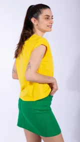 Minifalda verde con hilera de botones plateados al frente.