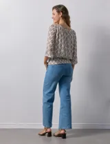 Blusa de microtul estampado con hojas color marrón sobre fondo blanco, marca Harper. Tiene mangas 3/4 amplias y ruedo con punto smock. Incluye forro interno a tono.