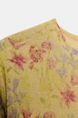 Top de punto fino con estampado floral, cuello redondo y manga larga.